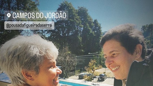 Claudia Rodrigues troca beijos com a noiva ao comemorar os 53 anos