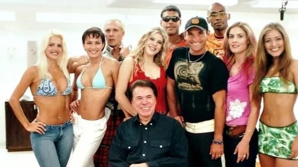 Silvio Santos com participantes da primeira edição da 'Casa dos Artistas'. Da esquerda para a direira: Mari Alexandre, Nubia Oliiver, Supla, Bárbara Paz (vencedora), Alexandre Frota, Mateus Carrieri, Taiguara Nazareth, Patrícia Coelho e Nana Gouvêa   — Foto: Divulgação
