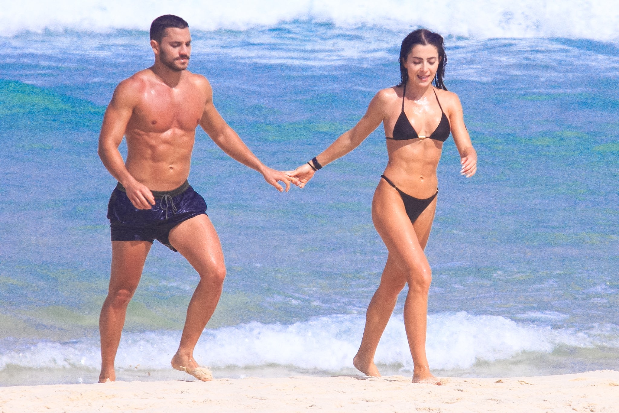 André Lamoglia troca beijos e carícias com Jade Picon ao celebrar aniversário  na praia - QTU Questões do Universo