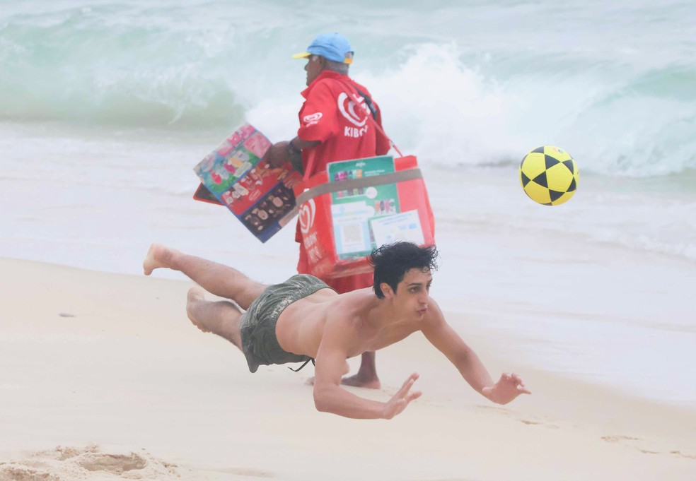 Márcio Garcia vai à praia com o filho mais velho — Foto: Dan Delmiro / Agnews