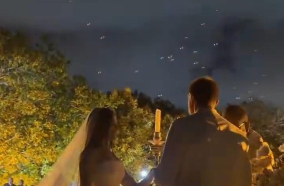 Juliette e Kaique se casam com bolas de sabão ao fundo — Foto: Reprodução/x