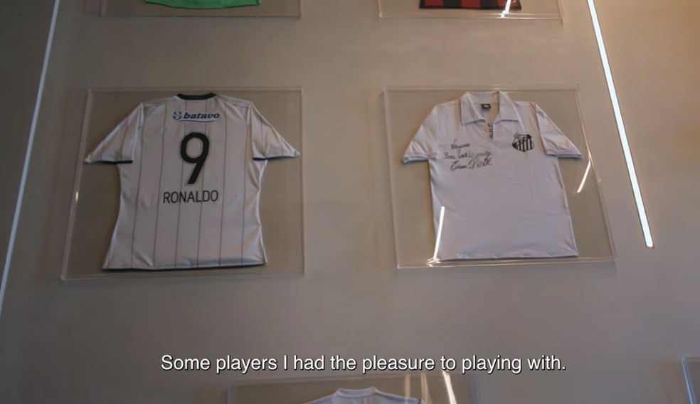 Neymar faz tour por sua casa em Santos — Foto: Reprodução/Instagram