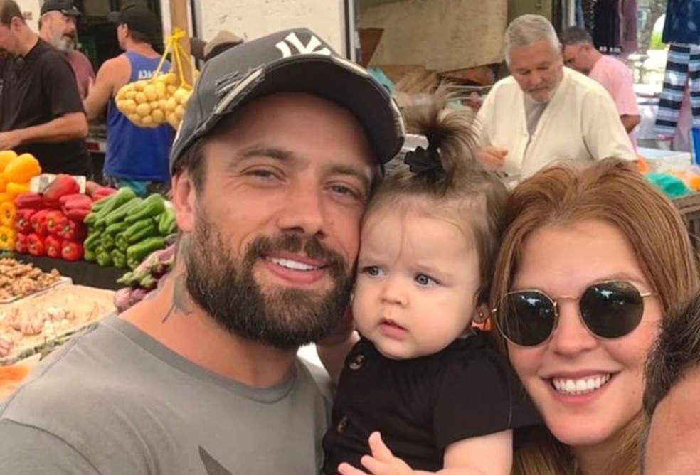 Rafael Cardoso com Cariol Ferraz e a filha, Helena — Foto: Reprodução/Instagram