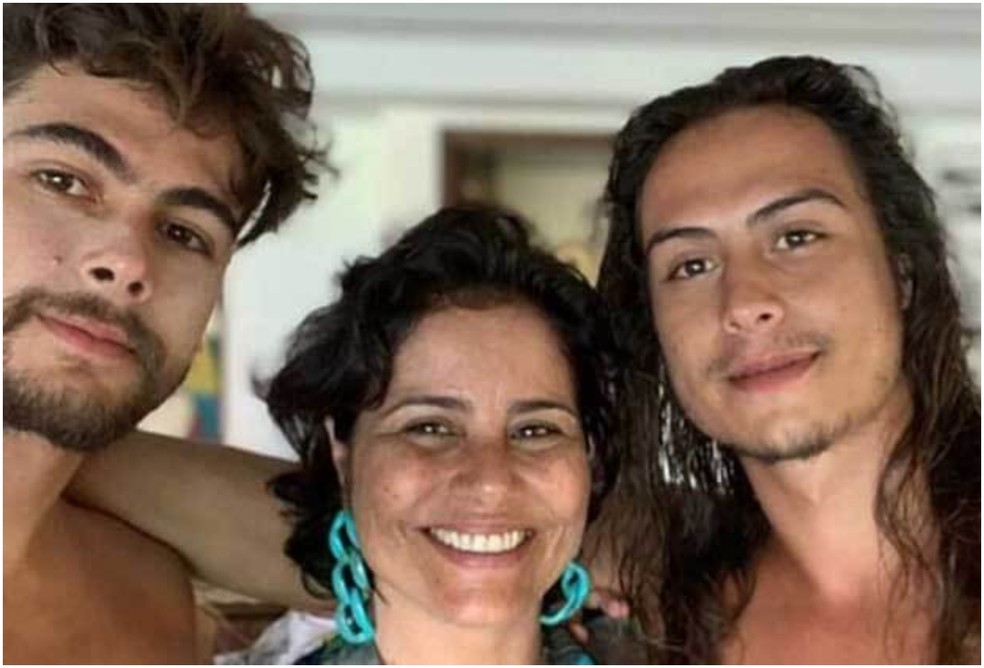 Valéria Alencar com os filhos, Rafa Vitti e Francisco Vitti — Foto: Reprodução/Instagram