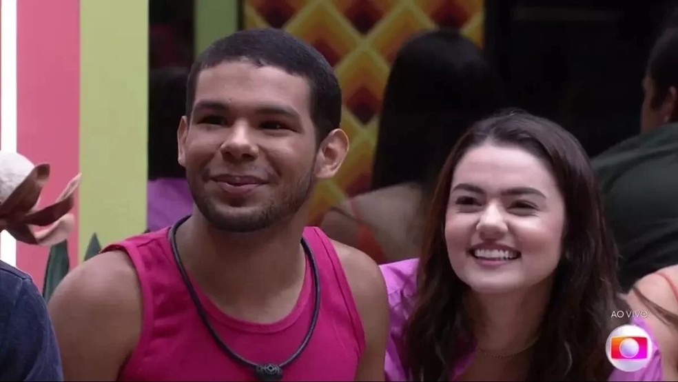 Vyni, do BBB 22, também usou rosa no paredão e foi eliminado — Foto: TV Globo/Reprodução