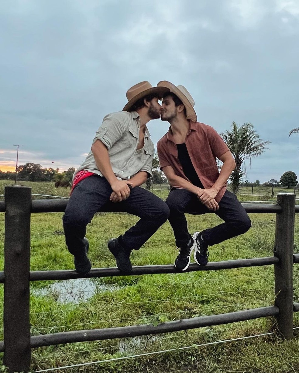 Igor Cosso e o namorado, Heron Leal — Foto: Reprodução/Instagram