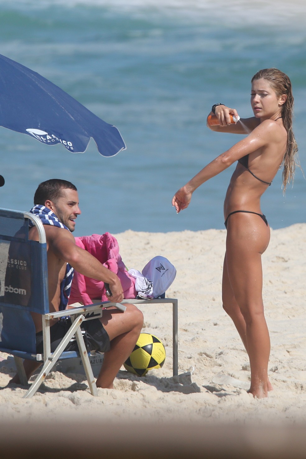 Jade Picon e Andr&eacute; Lamoglia na praia da Barra da Tijuca &mdash; Foto: Dilson Silva/Agnews