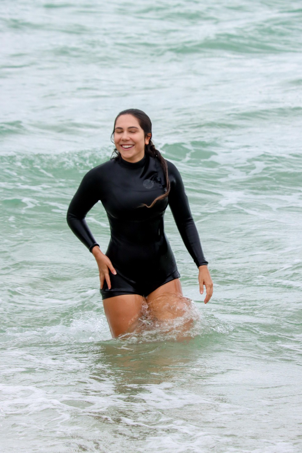Carol Portaluppi em Ipanema — Foto: JC PEREIRA/ AGNEWS