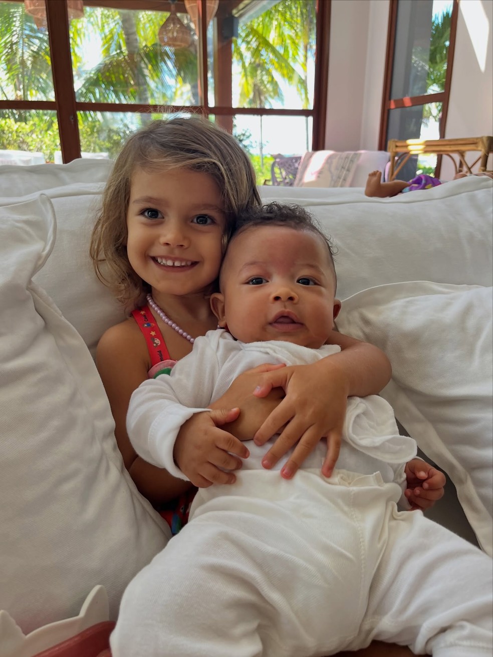 Bento, filho do Thiaguinho e de Carol Peixinho, com as primas — Foto: Reprodução/ Instagram