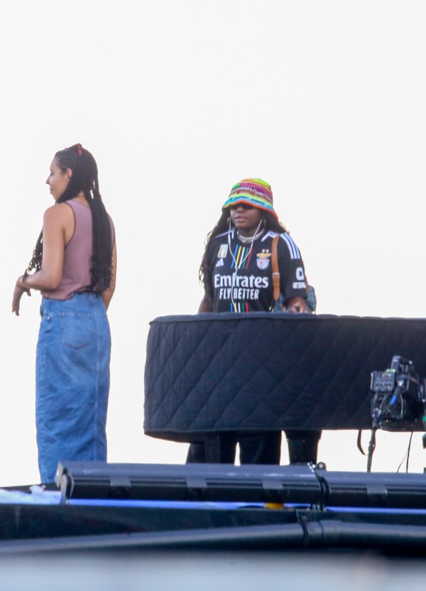 Mercy James, filha de Madonna, acompanha a mãe durante ensaio em Copacabana