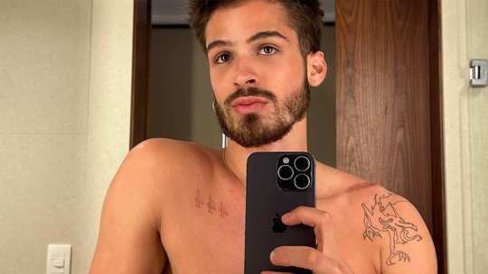 João Guilherme exibe tatuagens em selfie sem camisa