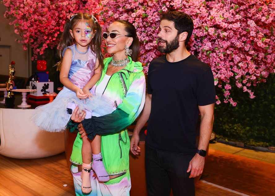 Sabrina Sato e Duda Nagle se reencontram e brincam com Zoe em festa