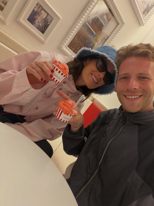 Ana Cañas e Max Fromer celebram um ano de namoro com viagem romântica