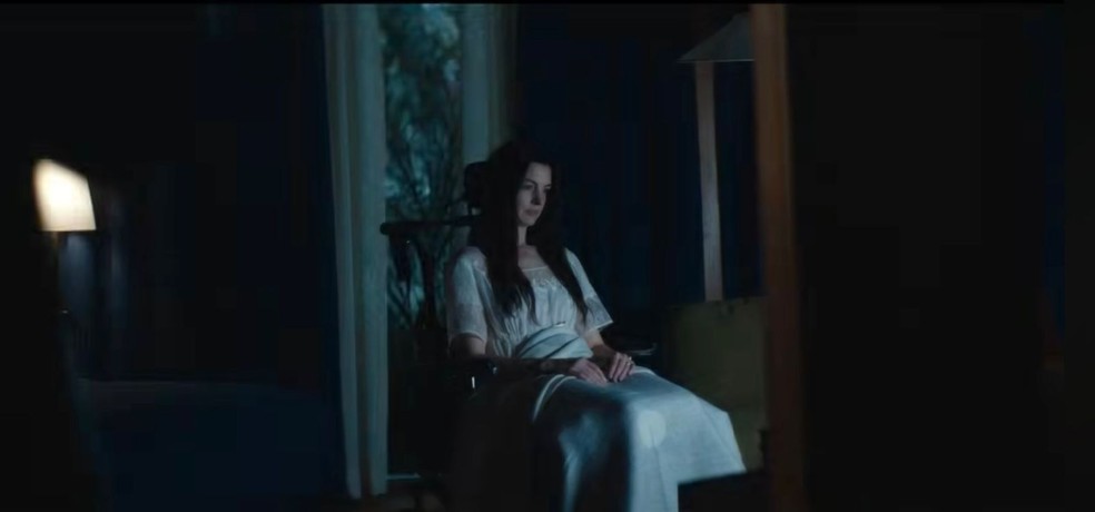 Anne Hathaway e Dakota Johnson se beijam em trailer de 'Verity ...