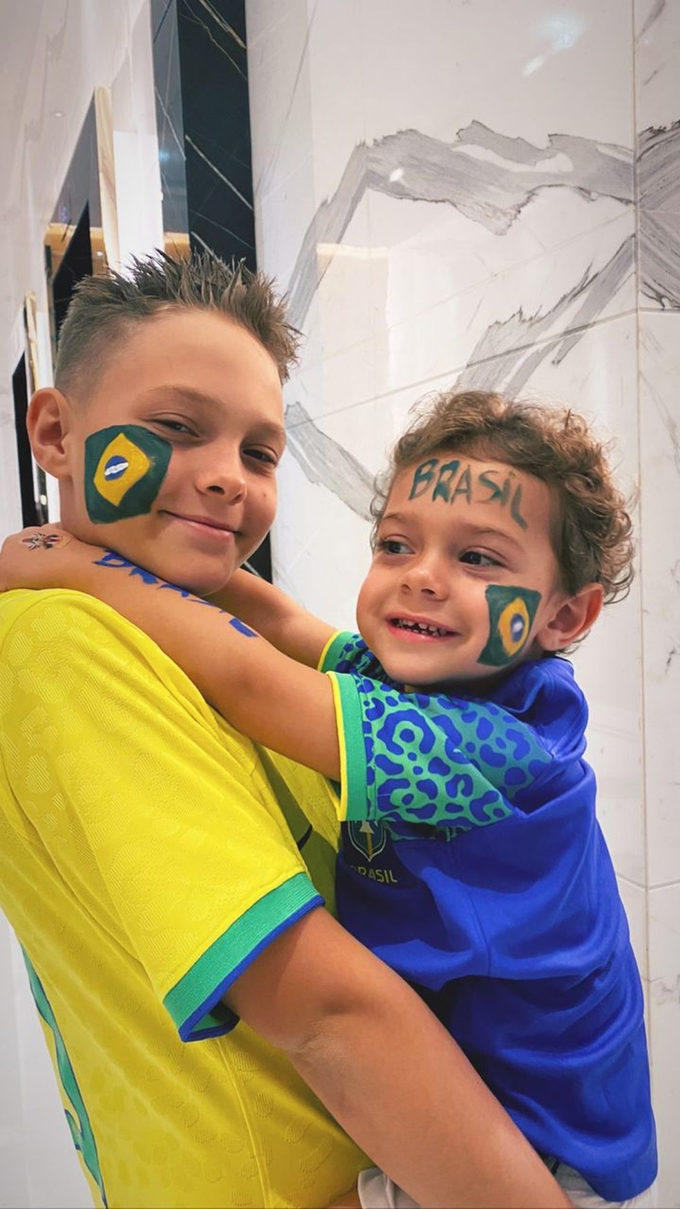 Davi Lucca, filho de Neymar, com o irmão, Valentin — Foto: Reprodução/Instagram