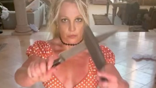 Britney Spears dança com facas, preocupa fãs, mas se explica; entenda