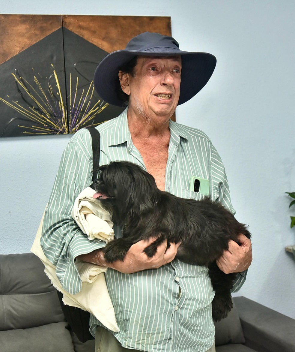 Marcos Oliveira, o Beiçola, com sua filha de quatro patas — Foto: Léo Marinho