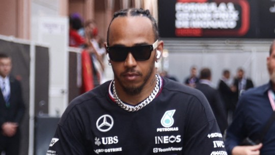 Lewis Hamilton chega de patinete ao GP de Mônaco e passeia de lancha