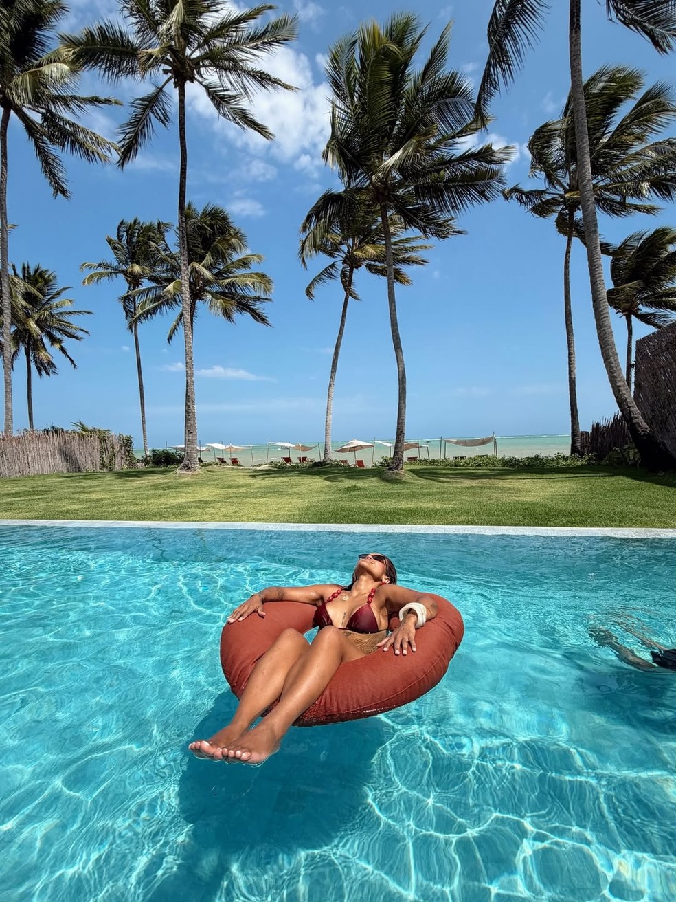 Camila Loures aproveita piscina de hotel em Patacho, em Alagoas — Foto: Reprodução/Instagram