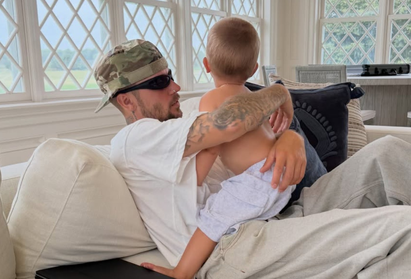 Papai babão! Justin Bieber compartilha fotos com o filho e tamanho do bebê impressiona web: 'Ele está tão grande'
