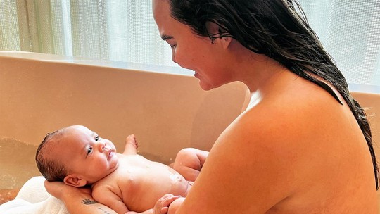 Chrissy Teigen toma banho com a caçula e fala do corpo após dar à luz