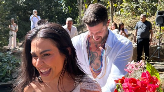Em cachoeira, Cleo e Leandro Dlucca se casam novamente