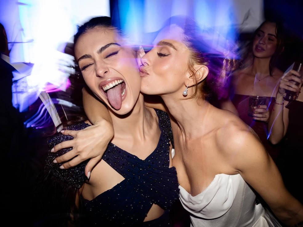 A noiva Giovanna Lancellotti se diverte com a irmã, Gabriela Lancellotti, em festa de casamento — Foto: Reprodução/Instagram