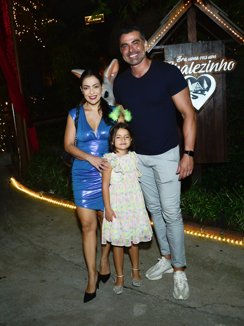 Milena Toscano faz aparição pública rara com o marido e filhos
