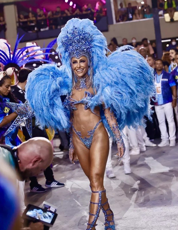 2022: Sabrina Sato desfila pela Vila Isabel — Foto: Manuela Scarpa/Brazil News