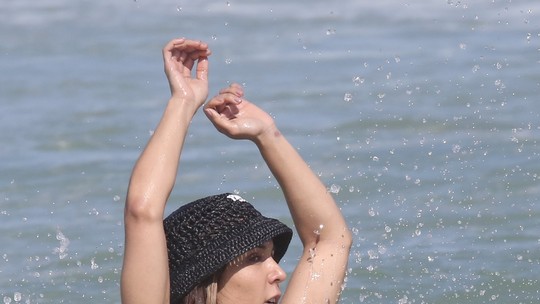 Mulher Melão ostenta corpo sarado durante mergulho em praia do Rio