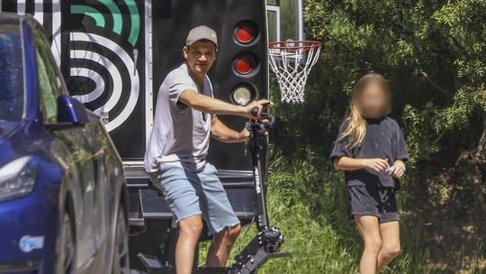 Jeremy Renner anda de scooter 3 meses após acidente em que quase morreu