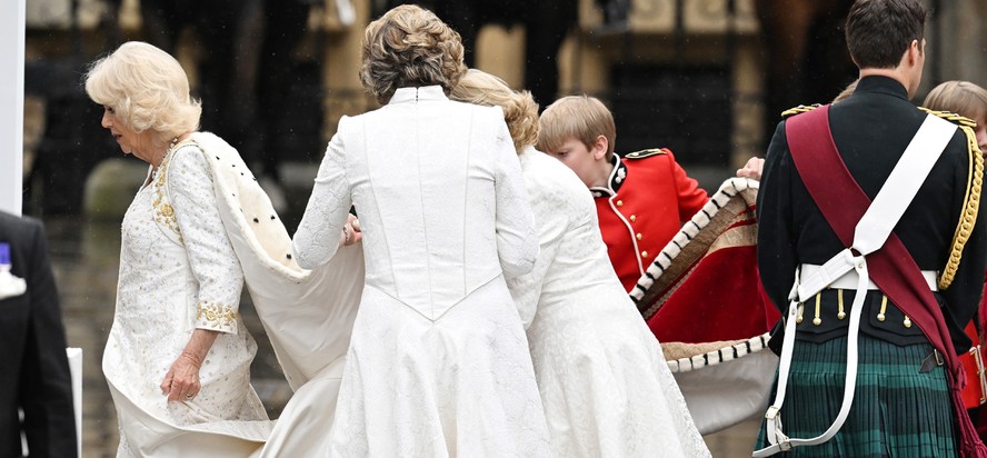 Rainha Camilla passa perrengue em coroação e precisa de ajuda pra não sujar vestido