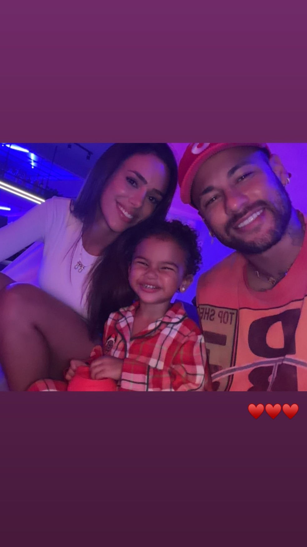 Bruna Biancardi, Neymar, Mavie e Mel curtem noite do pijama com cabana e pizza — Foto: Reprodução/Instagram