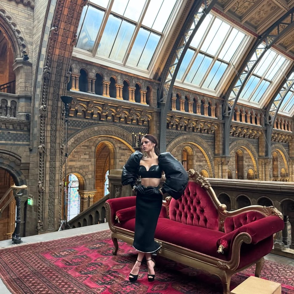 Jenna Ortega mostra ensaio fotogr&aacute;fico conceitual no Museu de Hist&oacute;ria Natural de Londres &mdash; Foto: Reprodu&ccedil;&atilde;o/ Instagram