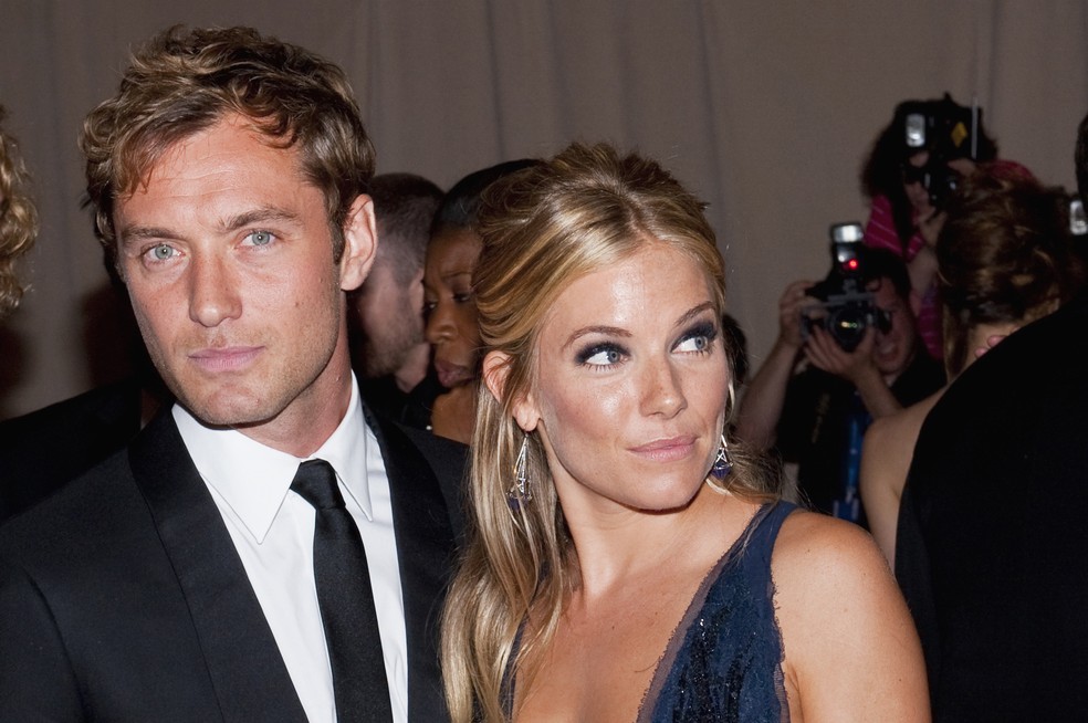 Jude Law e Sienna Miller — Foto: Getty Images