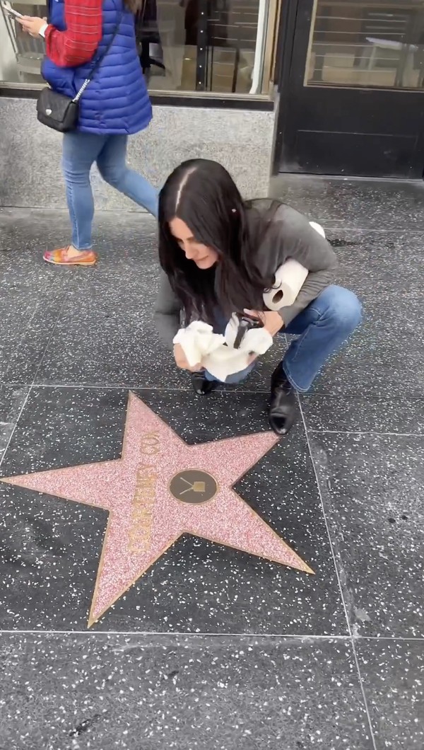 Courteney Cox revive personagem de #39 Friends #39 e limpa sua estrela na