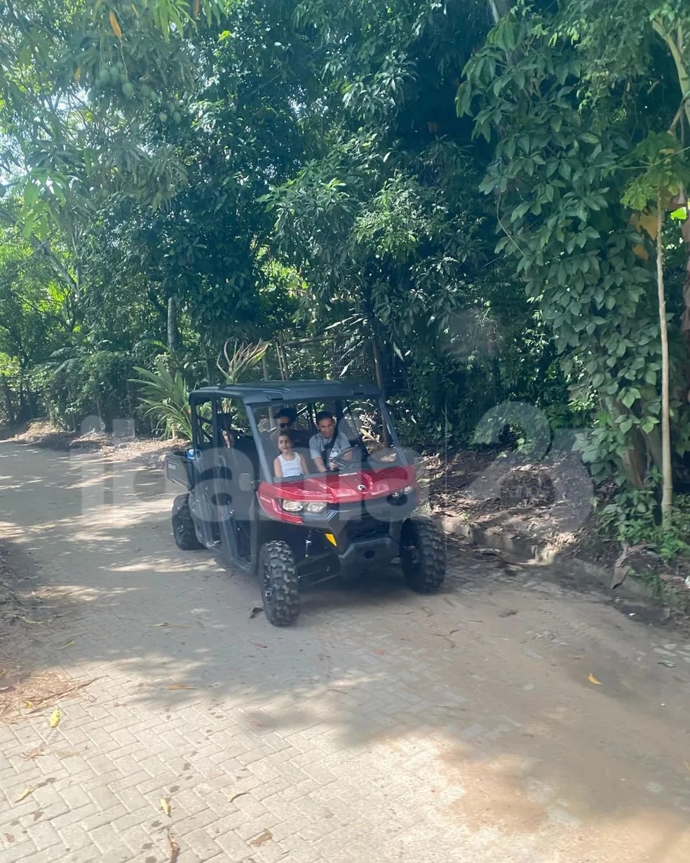 Ivete Sangalo curte dias de descanso ao lado das filhas, Marina e Helena, e do ex-marido Daniel Cady — Foto: IBahia/Reprodução