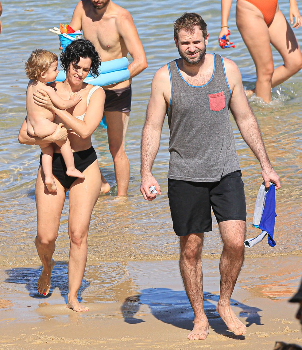 Maria Flor curte praia com o filho, Vicente, e o marido, Emanuel Aragão — Foto: Julio Cesar/AgNews