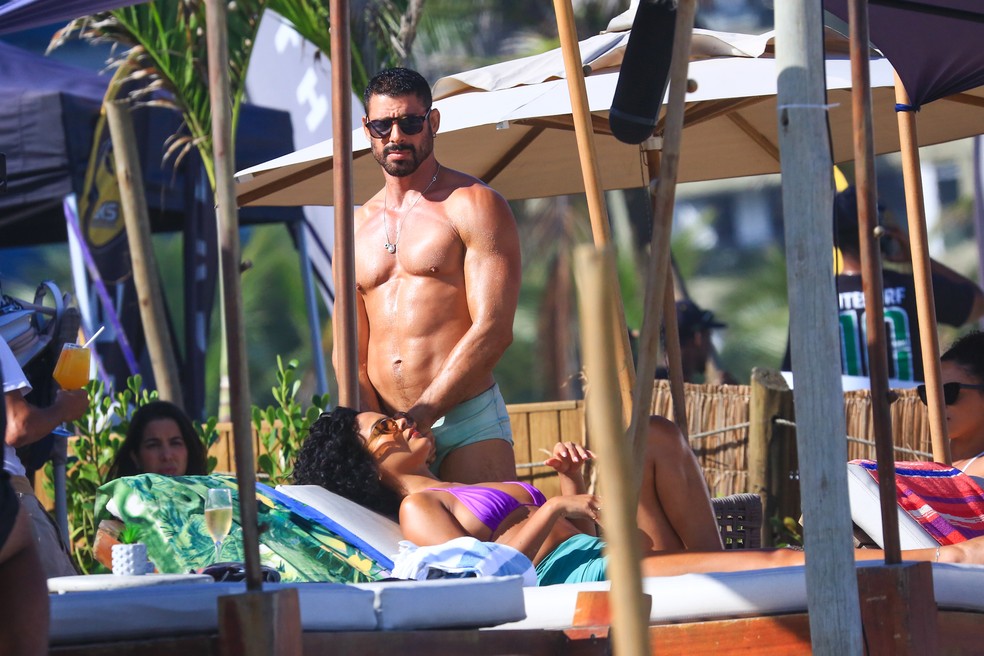 Cau&atilde; Reymond e Bella Campos gravam 'Vale Tudo' no Rio' &mdash; Foto: Fabr&iacute;cio Pioyani/AgNews