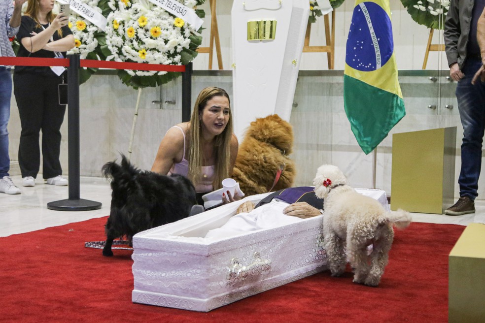 Com caixão no chão, viúva e cachorros de Nahim se despedem do cantor — Foto: Van Campos/AgNews