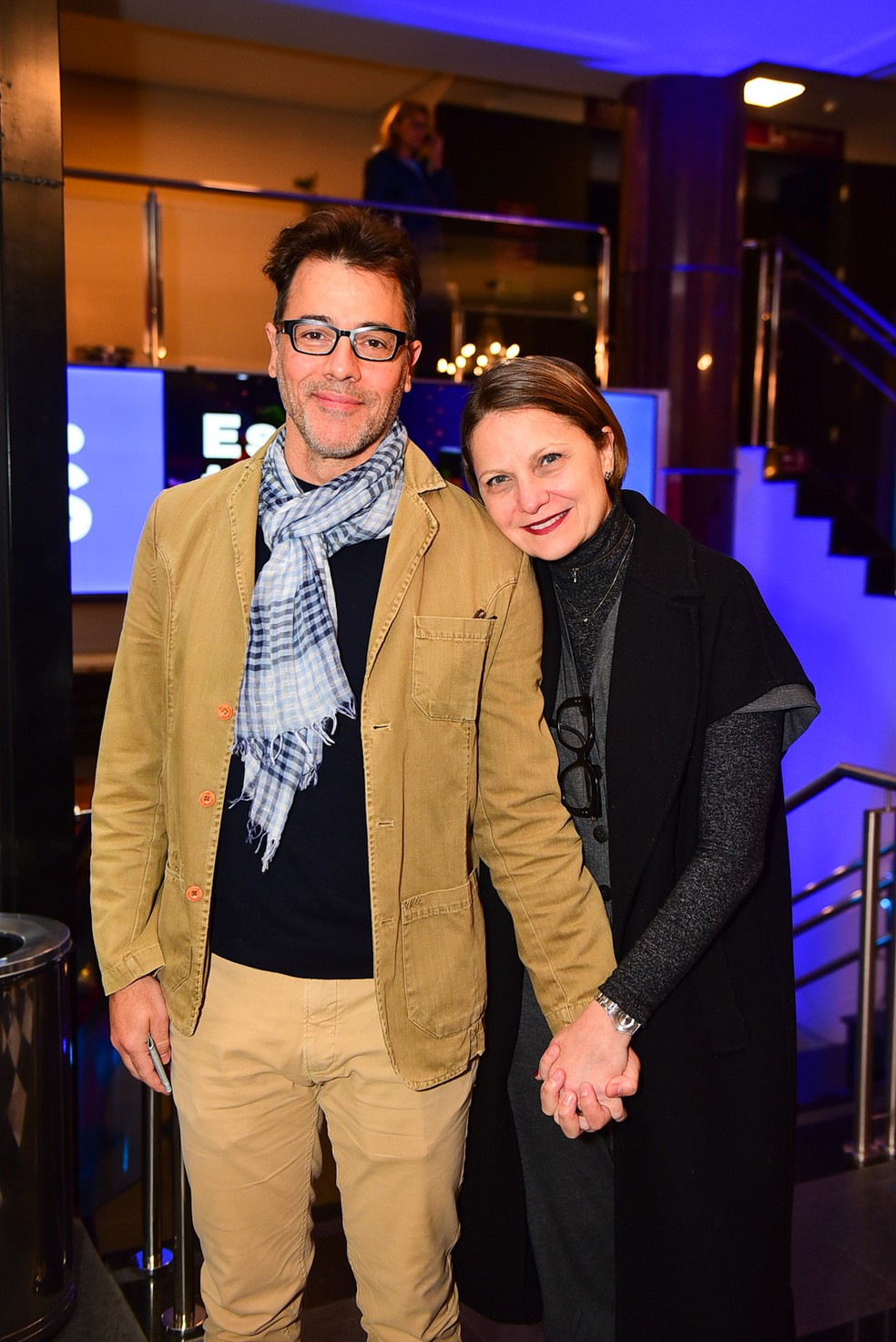 Fafy Siqueira, Claudio Lins e Leopoldo Pacheco vão com suas amadas ao teatro