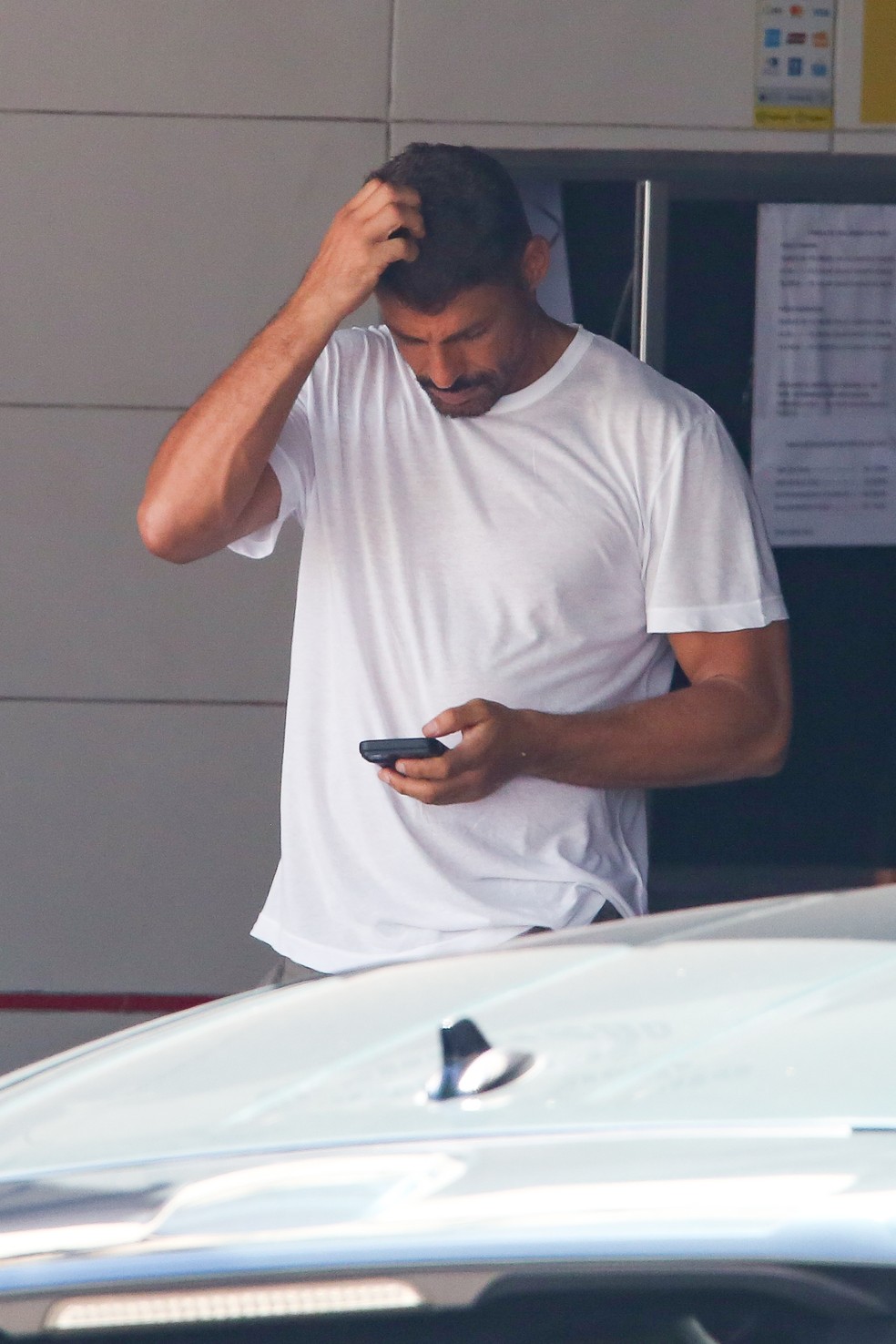Após perrengue por ficar sem gasolina, Cauã Reymond é visto em ...