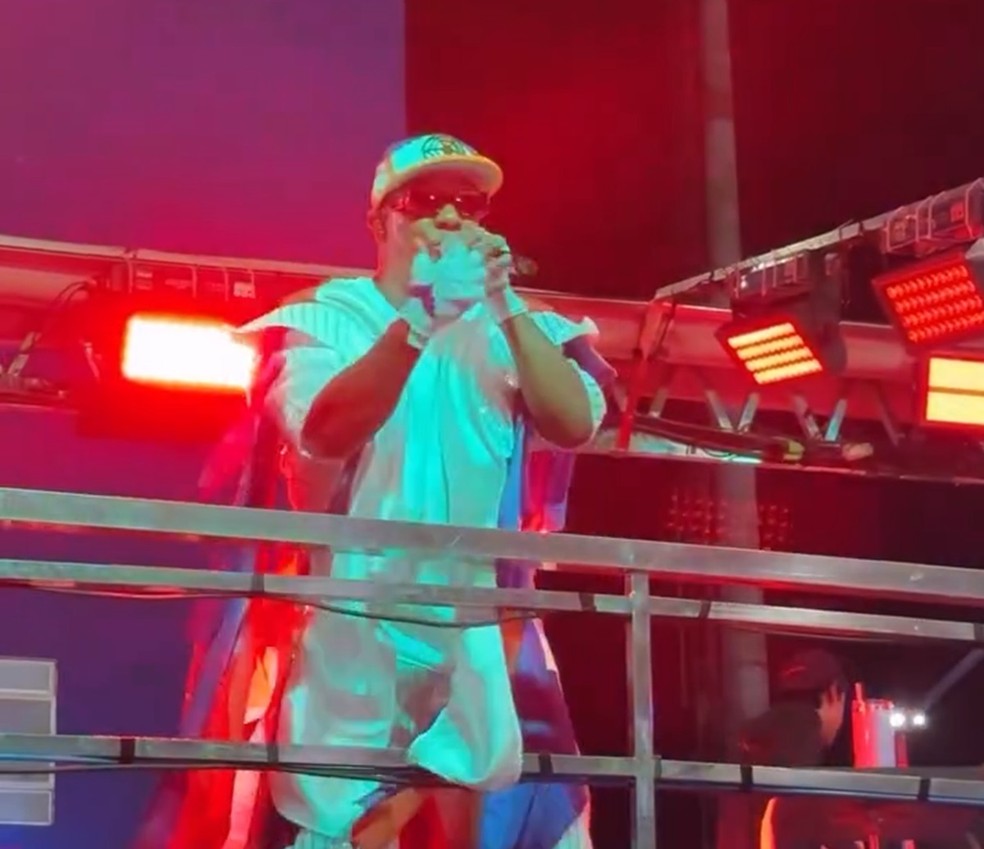 Márcio Victor, vocalista do Psirico, se apresenta no Folianópolis — Foto: Reprodução/Instagram