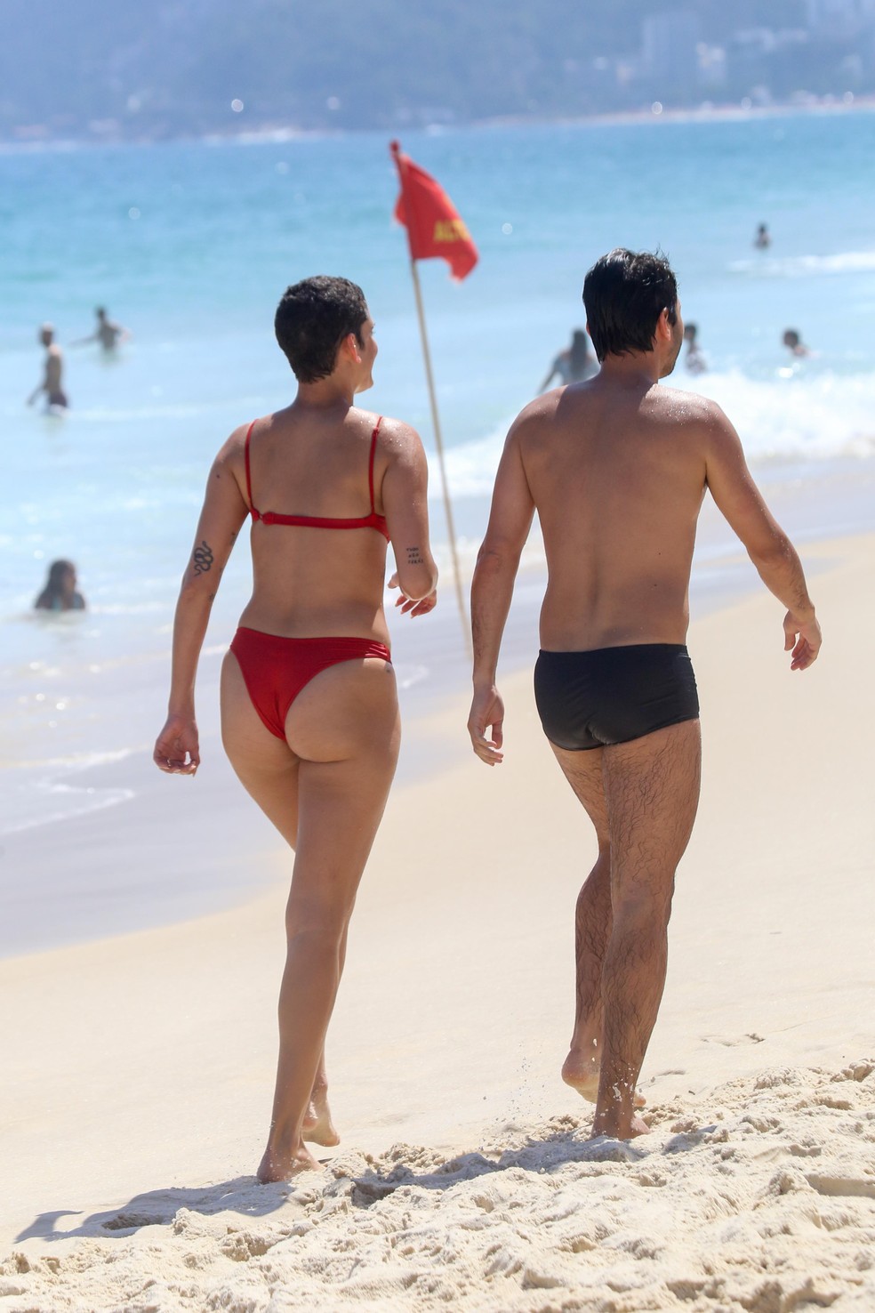 Laura Fernandez na praia com um amigo — Foto: JC Pereira/ AGNEWS