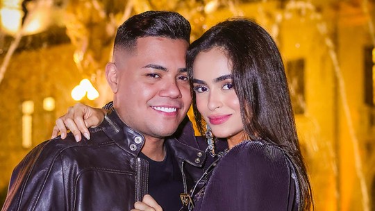 Felipe Araújo exalta a namorada e troca beijos em desfile: 'A mais perfeita'