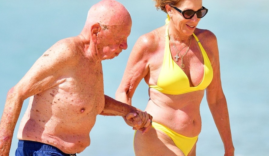Bilionário Rupert Murdoch curte praia com a nova namorada, Ann-Lesley Smith