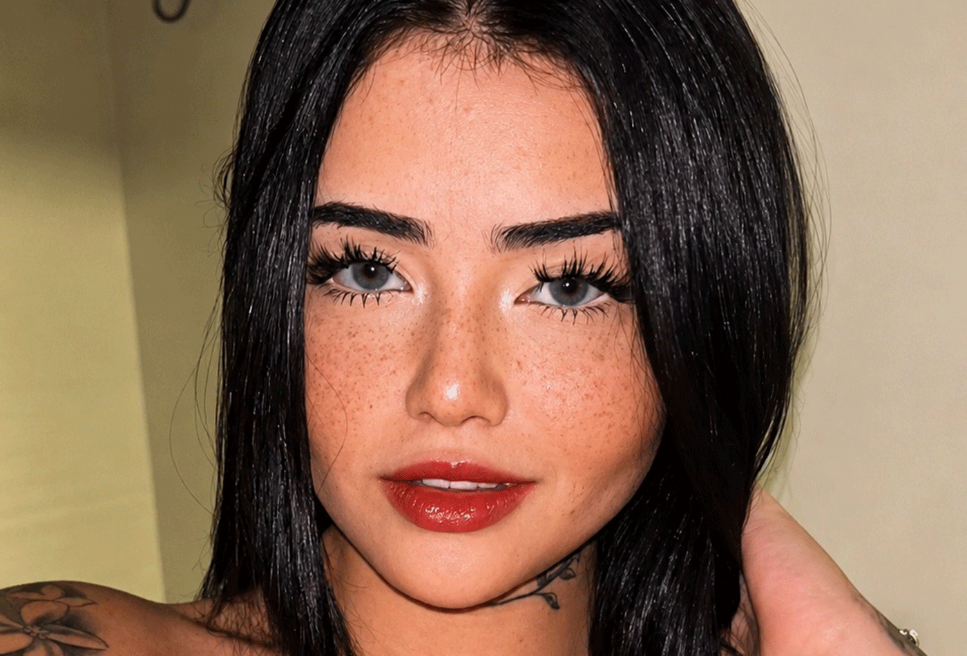 Maya Braga tatua sardas falsas: estética como performance