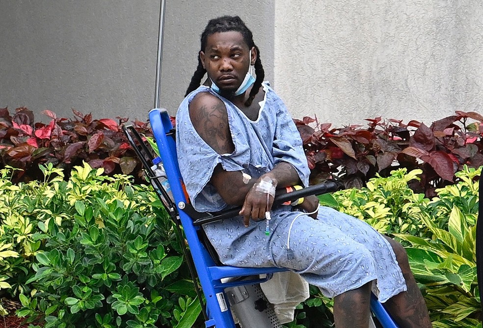 Rapper Offset é visto em cadeira de rodas um dia após ser baleado; foto