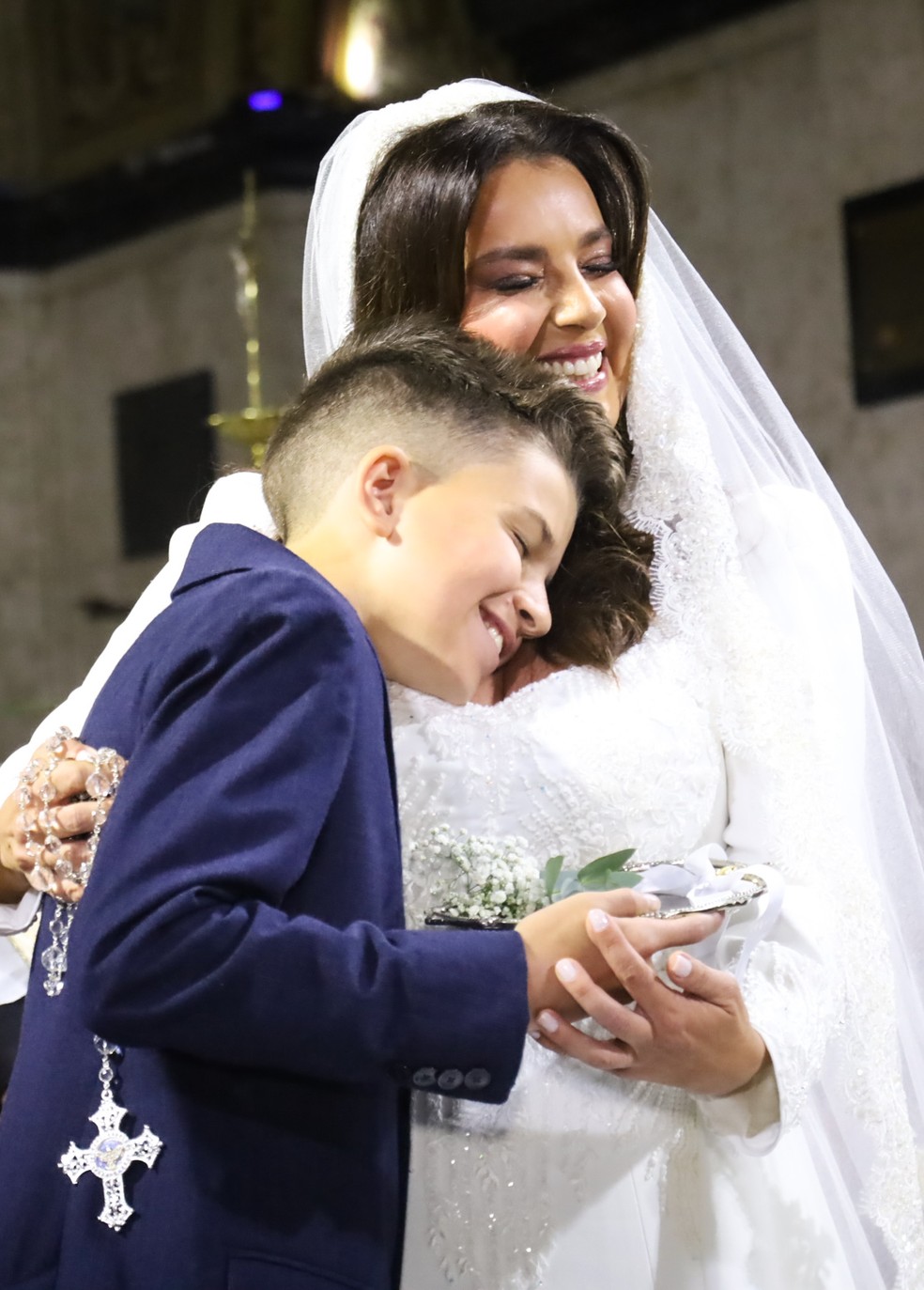 Marco Manieri, filho de Mauricio Manieri e Izabelle Stein, foi pajem na nova cerimônia de casamento dos pais — Foto: Clayton Felizardo/BrazilNews