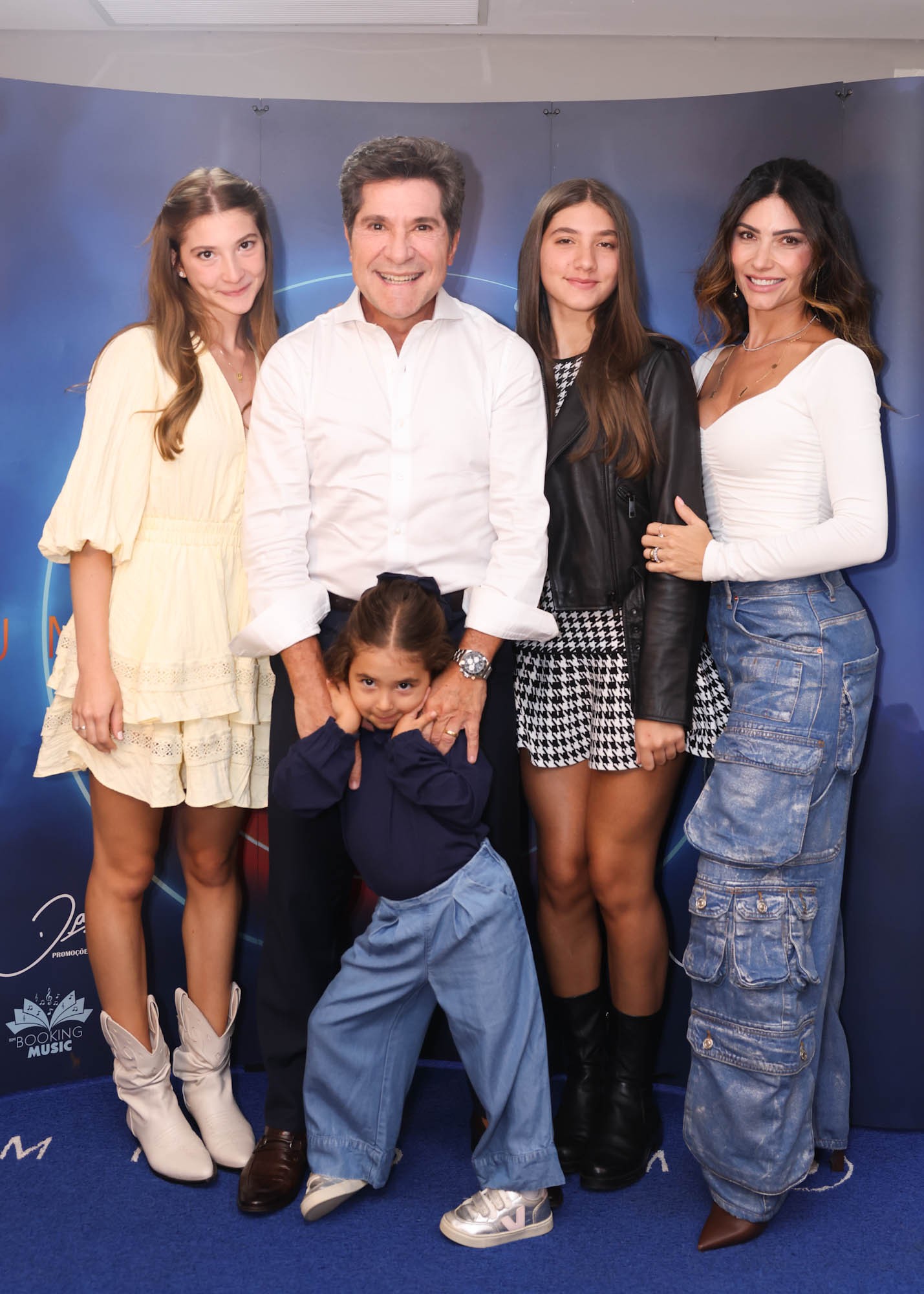 Cantor Daniel posa com a mulher e as filhas nos bastidores do show 